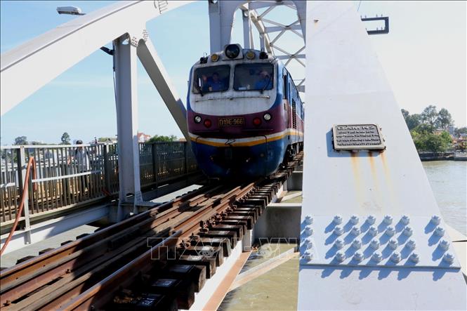 Chuyến tàu hàng số hiệu đầu máy D19E-966, với tải trọng khoảng 1.000 tấn lưu thông qua nhịp N2 cầu Ghềnh (vị trí bị sà lan va chạm gây hư hỏng) sau thời gian bị gián đoạn. Ảnh: Sỹ Tuyên - TTXVN