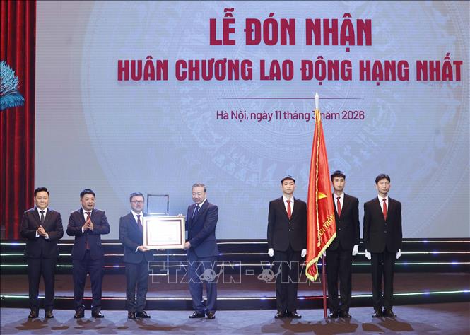 Tổng Bí thư Tô Lâm trao Huân chương Lao động hạng Nhất tặng Báo Nhân Dân. Ảnh: Thống Nhất – TTXVN