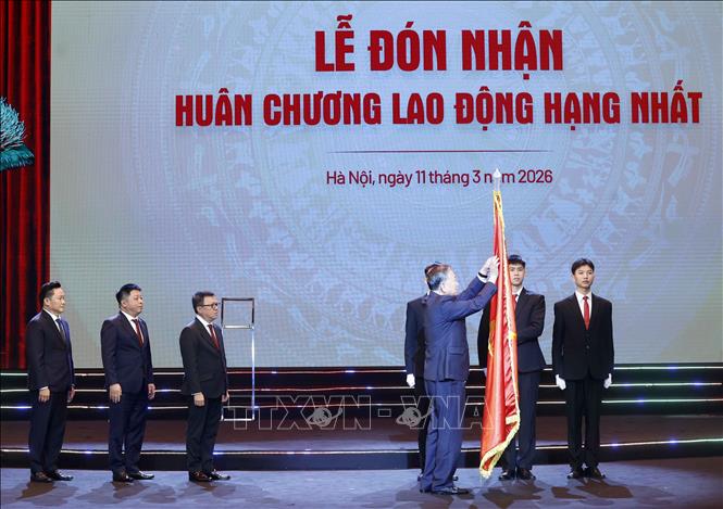 Tổng Bí thư Tô Lâm trao Huân chương Lao động hạng Nhất tặng Báo Nhân Dân. Ảnh: Thống Nhất – TTXVN