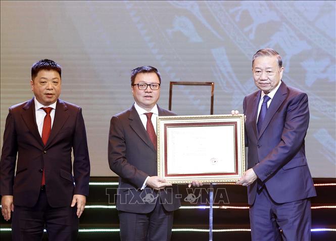 Tổng Bí thư Tô Lâm trao Huân chương Lao động hạng Nhất tặng Báo Nhân Dân. Ảnh: Thống Nhất – TTXVN