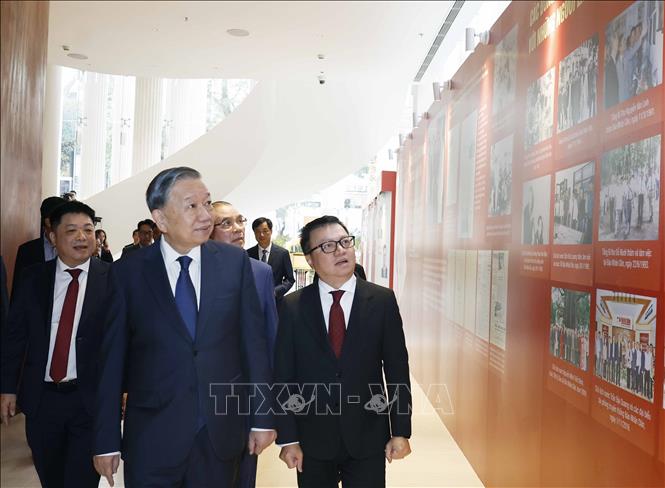 Tổng Bí thư Tô Lâm tham quan trưng bày ảnh của Báo Nhân Dân. Ảnh: Thống Nhất – TTXVN