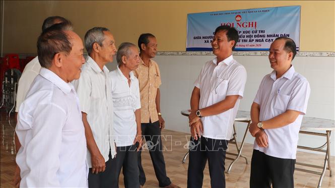 Đồng bào Khmer xã Xà Phiên gặp gỡ, tiếp xúc với đại biểu ứng cử HĐND xã. Ảnh: Hồng Thái - TTXVN