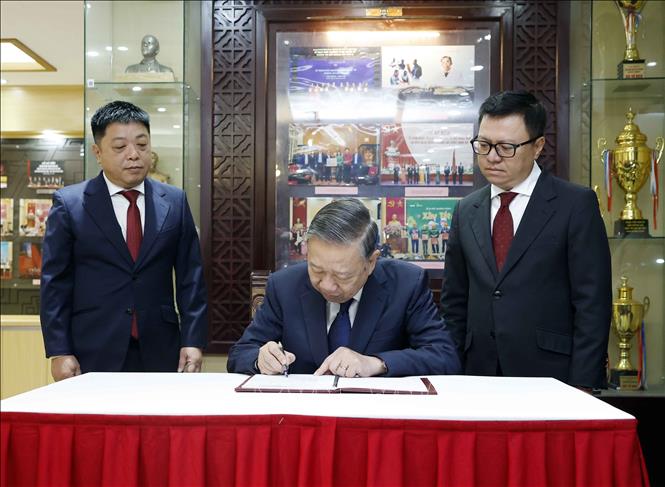 Tổng Bí thư Tô Lâm lưu bút tại Nhà truyền thống của Báo Nhân Dân. Ảnh: Thống Nhất – TTXVN
