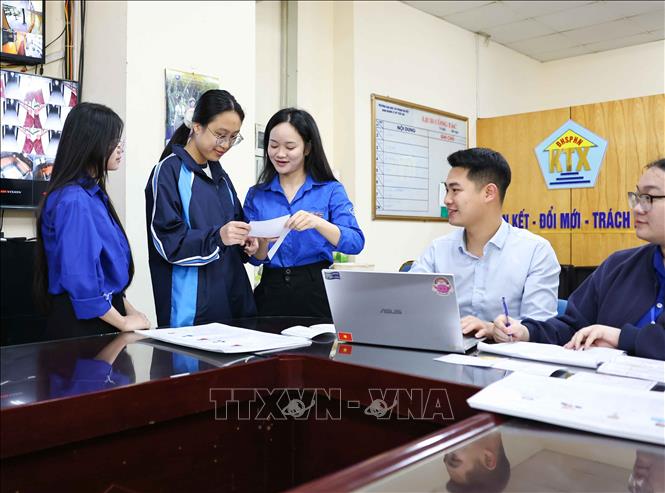 Thẻ cử tri được phát tận tay sinh viên của nhà trường. Ảnh: Thanh Tùng - TTXVN