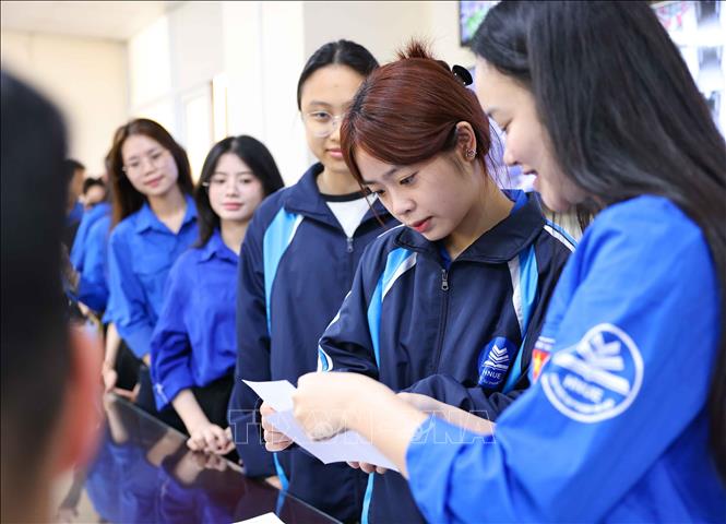 Thẻ cử tri được phát tận tay sinh viên của nhà trường. Ảnh: Thanh Tùng - TTXVN