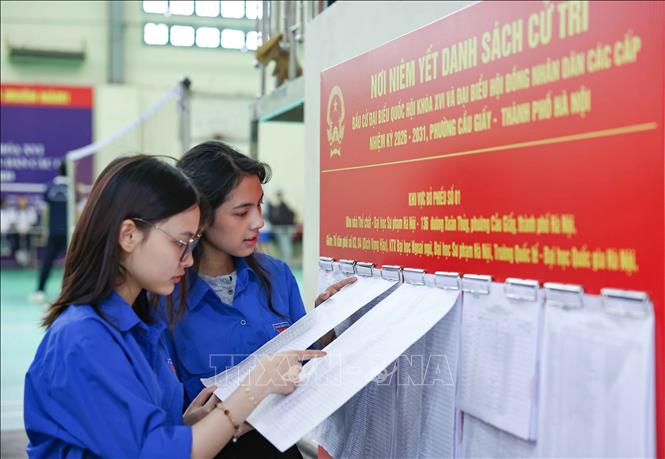 Danh sách cử tri, người ứng cử cùng trích ngang của từng ứng viên được niêm yết công khai tại khu vực bỏ phiếu. Ảnh: Thanh Tùng - TTXVN