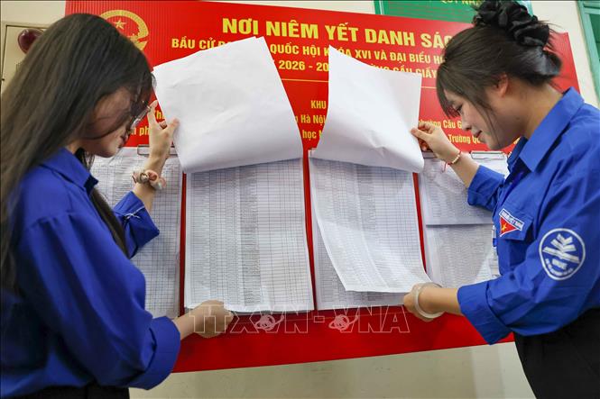 Danh sách cử tri, người ứng cử cùng trích ngang của từng ứng viên được niêm yết công khai tại khu vực bỏ phiếu. Ảnh: Thanh Tùng - TTXVN