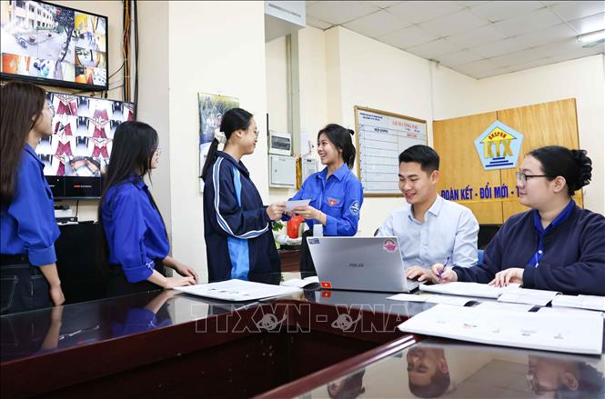 Công tác chuẩn bị tại khu vực bỏ phiếu được hoàn tất, thẻ cử tri được phát cho sinh viên theo đúng thời gian quy định trước ngày bầu cử. Ảnh: Thanh Tùng - TTXVN