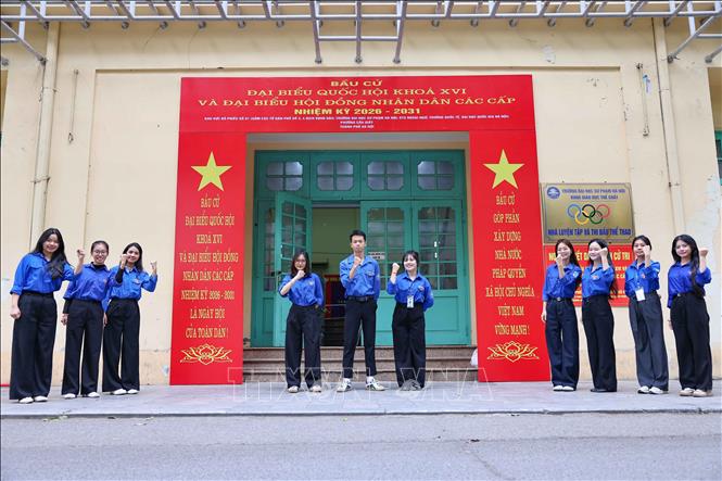 Tuổi trẻ Trường Đại học Sư phạm Hà Nội cùng gửi gắm niềm tin, trách nhiệm và quyền làm chủ của công dân. Ảnh: Thanh Tùng - TTXVN