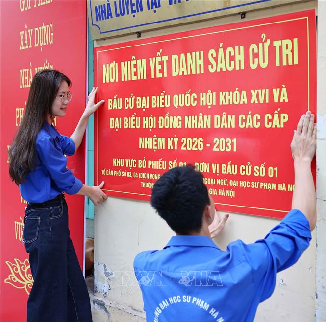 Với sự năng động, tinh thần xung kích, am hiểm về công nghệ, đoàn viên, thanh niên nhà trường đã phối hợp cùng tổ bầu cử để công tác chuẩn bị tại khu vực bỏ phiếu được hoàn tất. Ảnh: Thanh Tùng - TTXVN