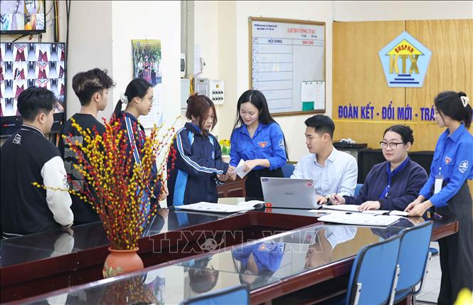 Công tác chuẩn bị tại khu vực bỏ phiếu được hoàn tất, thẻ cử tri được phát cho sinh viên theo đúng thời gian quy định trước ngày bầu cử. Ảnh: Thanh Tùng - TTXVN