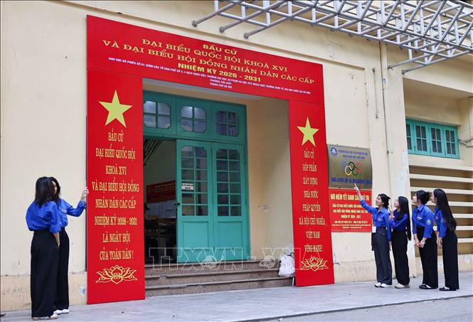 Với sự năng động, tinh thần xung kích, am hiểm về công nghệ, đoàn viên, thanh niên nhà trường đã phối hợp cùng tổ bầu cử để công tác chuẩn bị tại khu vực bỏ phiếu được hoàn tất. Ảnh: Thanh Tùng - TTXVN
