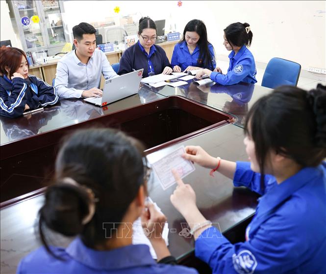 Nhà trường đã rà soát, lập danh sách cụ thể cho từng nhóm cử tri để đảm bảo việc phát thẻ và bỏ phiếu đúng quy định. Ảnh: Thanh Tùng - TTXVN