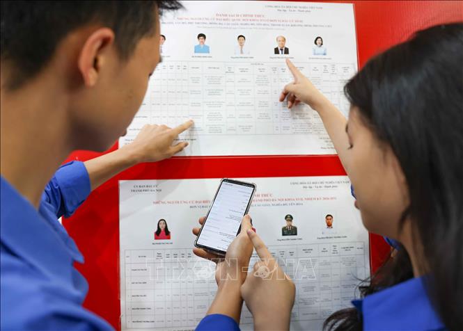 Với sự năng động, tinh thần xung kích, am hiểm về công nghệ, đoàn viên, thanh niên nhà trường đã phối hợp cùng tổ bầu cử để công tác chuẩn bị tại khu vực bỏ phiếu được hoàn tất. Ảnh: Thanh Tùng - TTXVN
