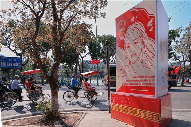 Khẩu hiệu cổ động được bố trí nổi bật, góp phần tạo không khí phấn khởi trước ngày bầu cử. Ảnh: Phạm Tuấn Anh - TTXVN