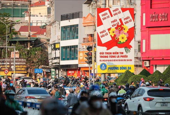 Không khí phấn khởi, trang trọng trên khắp phố phường Hà Nội trước thềm ngày bầu cử. Ảnh: Hoàng Hiếu - TTXVN