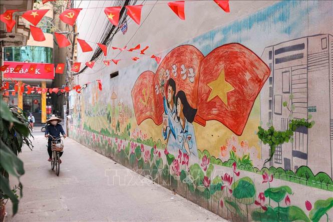 Không khí của Ngày hội non sông không chỉ ở các khu phố lớn mà đến tận ngõ xóm, khu dân cư. Tất cả đều đã được chuẩn bị chu đáo, trang trọng cho ngày bầu cử. Ảnh: Phạm Tuấn Anh - TTXVN