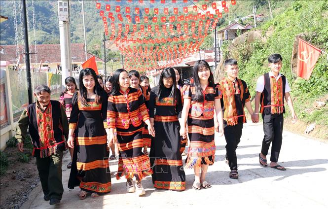 Đồng bào dân tộc Xê Đăng, xã Trà Linh, thành phố Đà Nẵng nô nức đến điểm bầu cử. Ảnh: Trần Tĩnh - TTXVN