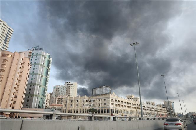 Khói bốc lên sau vụ tấn công tại Manama, Bahrain. Ảnh: AA/TTXVN