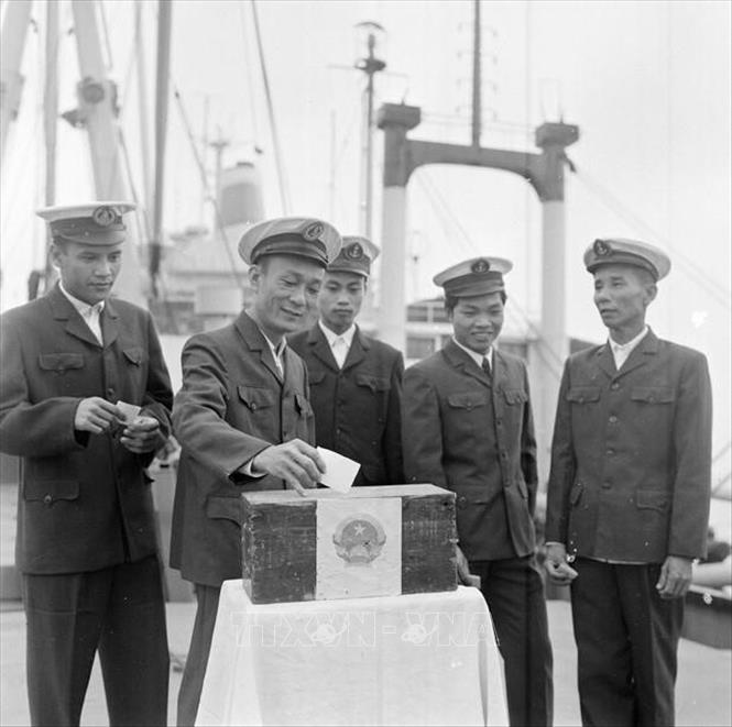 Thủy thủ tàu Sông Lô (công ty vận tải đường biển Việt Nam) bỏ phiếu bầu đại biểu Quốc hội khóa V trước khi lên đường chở hàng cho vùng giải phóng. Ảnh: Bảo Hanh - TTXVN