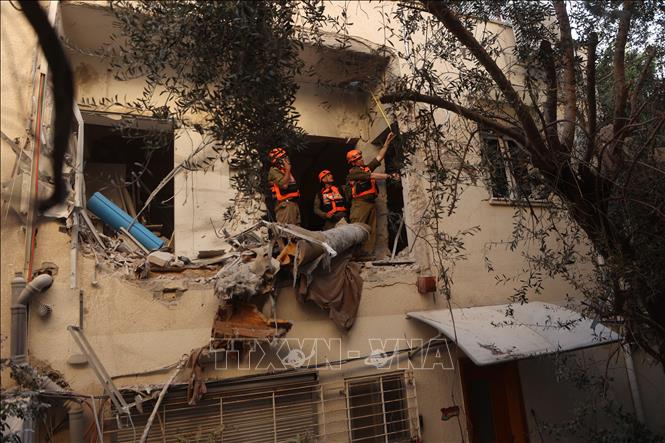 Tòa nhà bị hư hại sau vụ tấn công tại Tel Aviv, Israel, ngày 8/3/2026. Ảnh: THX/TTXVN