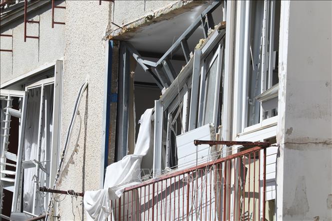 Tòa nhà bị hư hại sau vụ tấn công tại Tel Aviv, Israel, ngày 6/3/2026. Ảnh: THX/TTXVN