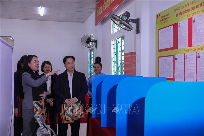 Bí thư Trung ương Đảng, Phó Chủ tịch nước Võ Thị Ánh Xuân khảo sát công tác chuẩn bị bầu cử tại phường Chiềng Cơi, tỉnh Sơn La. Ảnh: Trọng Đạt - TTXVN