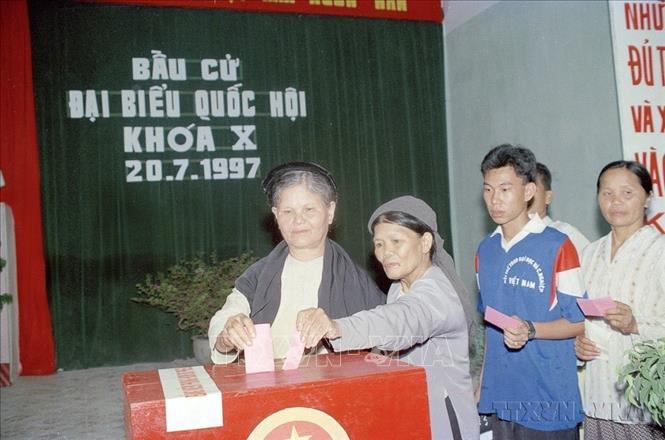 Nhân dân xã Gia Thụy, Gia Lâm, Hà Nội bỏ phiếu bầu cử đại biểu Quốc hội khóa X. Ảnh: Trọng Nghiệp-TTXVN