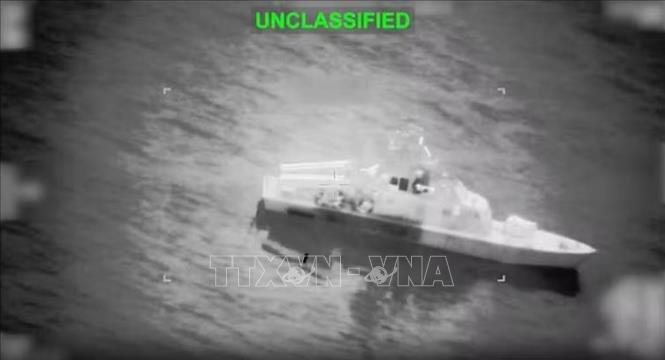 Hình ảnh do Bộ Chỉ huy Trung tâm Mỹ cung cấp cho thấy tàu của hải quân Iran bị tấn công gần eo biển Hormuz ngày 10/3/2026. Ảnh: CENTCOM/TTXVN