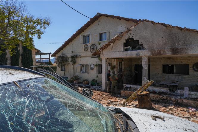 Ngôi nhà bị hư hại sau vụ tấn công tại Moshav Kfar Yuval, Israel. Ảnh: THX/TTXVN