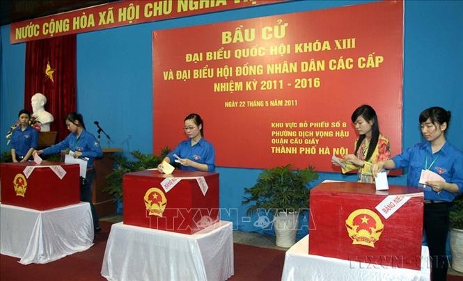 Sinh viên Trường Đại học Sư phạm Hà Nội bỏ phiếu bầu đại biểu Quốc hội khóa XIII và đại biểu Hội đồng nhân dân các cấp nhiệm kỳ 2011 – 2016, tại Khu vực bỏ phiếu số 8, phường Dịch Vọng Hậu, quận Cầu Giấy, Hà Nội. Ảnh: Bích Ngọc – TTXVN