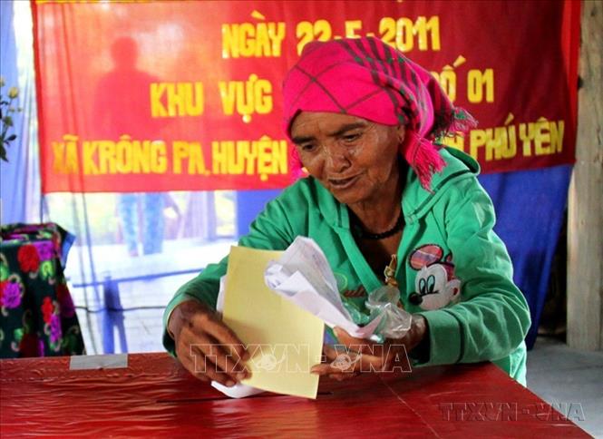 Đồng bào dân tộc Ê đê ở buôn Khăm, xã Krông Pa (tỉnh Phú Yên) bỏ phiếu bầu đại biểu Quốc hội khóa XIII và đại biểu HĐND các cấp nhiệm kỳ 2011-2016. Ảnh : Thế Lập - TTXVN
