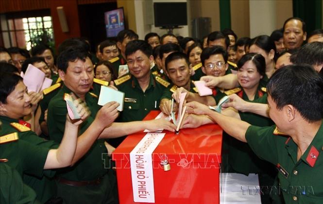 Cán bộ, chiến sĩ, nhân viên Cơ quan Bộ Quốc phòng bỏ phiếu bầu đại biểu Quốc hội khóa XIII và đại biểu HĐND các cấp nhiệm kỳ 2011-2016, tại điểm bỏ phiếu số 8 thuộc phường Điện Biên, quận Ba Đình (Hà Nội). Ảnh: Trọng Đức-TTXVN