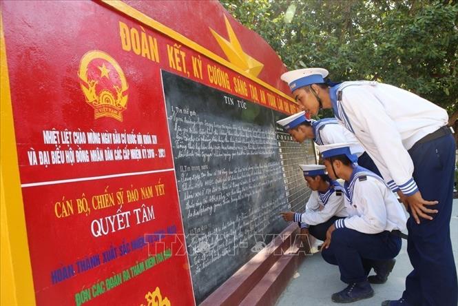 Chiến sĩ đảo Nam Yết theo dõi bản tin tức của đảo về hoạt động chuẩn bị bầu cử Quốc hội khóa XIV và đại biểu HĐND các cấp nhiệm kỳ 2016 – 2021 ở các địa phương trên đảo. Ảnh: Trần Lê Lâm - TTXVN