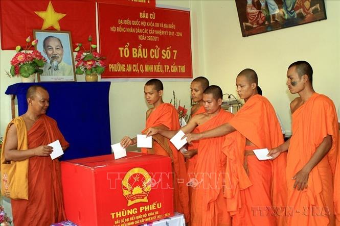 Cử tri người dân tộc Khmer bỏ phiếu đại biểu Quốc hội khóa XIII và đại biểu HĐND các cấp nhiệm kỳ 2011-2016 tại Tổ bầu cử số 7, phường An Cư, quận Ninh Kiều (TP. Cần Thơ). Ảnh: Duy Khương – TTXVN