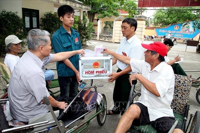 Thương bệnh binh nặng cùng cán bộ Trung tâm Điều dưỡng Thương binh Thuận Thành (Bắc Ninh) bỏ phiếu bầu cử đại biểu Quốc hội khóa XIV và đại biểu HĐND các cấp nhiệm kỳ 2016 – 2021. Ảnh: Anh Tuấn - TTXVN