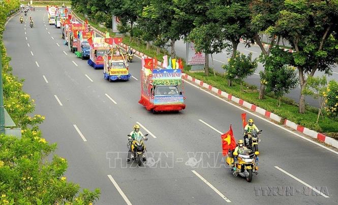 Sở Văn hóa và Thể thao Thành phố Hồ Chí Minh tổ chức diễu hành xe hoa tuyên truyền lưu động về cuộc bầu cử Đại biểu Quốc hội khóa XV và đại biểu HĐND các cấp nhiệm kỳ 2021-2026. Ảnh: TTXVN