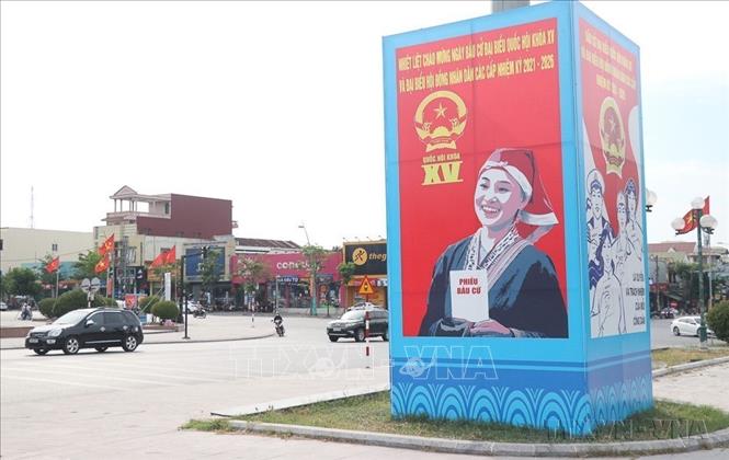 Tranh cổ động tuyên truyền về cuộc bầu cử đại biểu Quốc hội khóa XV và đại biểu HĐND các cấp nhiệm kỳ 2021-2026 trên đường phố của tỉnh Quảng Trị. Ảnh: Nguyên Lý-TTXVN