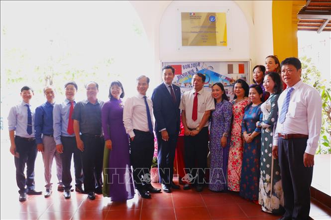 Nghi thức gắn biển kiểm định chất lượng giáo dục Label FrancEducation cho Trường THPT Châu Văn Liêm. Ảnh: Ánh Tuyết - TTXVN