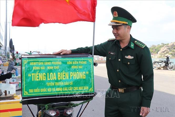 Để bảo đảm mọi cử tri nắm bắt đầy đủ thông tin, thực hiện quyền và nghĩa vụ công dân, tỉnh Khánh Hòa đẩy mạnh công tác tuyên truyền về cuộc bầu cử đại biểu Quốc hội khóa XVI và đại biểu HĐND các cấp nhiệm kỳ 2026–2031 bằng nhiều hình thức linh hoạt, phù hợp với đặc thù địa bàn ven biển, hải đảo. Ảnh: Nguyễn Thành - TTXVN
