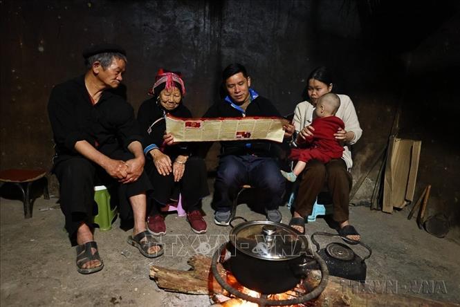 Cán bộ tuyên truyền bầu cử đại biểu Quốc hội khóa XVI và HĐND các cấp, nhiệm kỳ 2026-2031 tại nhà dân ở thôn Nặm Đăm, xã Quản Bạ (Tuyên Quang). Ảnh: Minh Đức – TTXVN