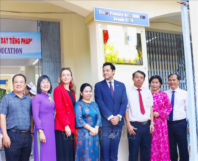 Nghi thức gắn biển kiểm định chất lượng giáo dục Label FrancEducation cho Trường Tiểu học Mạc Đĩnh Chi. Ảnh: Ánh Tuyết - TTXVN