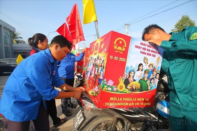 Nhiều Ủy ban bầu cử địa phương ở thành phố Cần Thơ thực hiện tuyên truyền, cổ động trực quan bằng hình thức sử dụng xe gắn máy gắn loa phát thanh để tuyên truyền về cuộc bầu cử đại biểu Quốc hội khóa XVI và HĐND các cấp nhiệm kỳ 2026 – 2031. Ảnh: Duy Khương - TTXVN