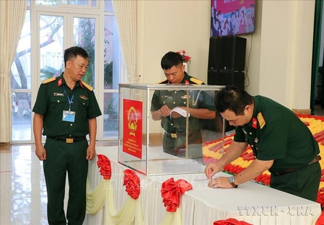 Sáng 5/3/2026, tại đơn vị bầu cử phường Đông Hải - khu vực bỏ phiếu số 4 (phường Đông Hải, tỉnh Khánh Hòa), Lữ đoàn Đặc công nước 5 - Binh chủng Đặc công tổ chức bầu cử đại biểu Quốc hội khóa XVI và HĐND các cấp nhiệm kỳ 2026 - 2031. Đây là đơn vị đầu tiên trong tỉnh Khánh Hòa được tổ chức bầu cử sớm hơn 10 ngày so với thời gian diễn ra bầu cử toàn quốc. Ảnh: Công Thử - TTXVN