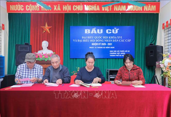 Việc sắp xếp các điểm bầu cử tại phường Việt Hưng, TP Hà Nội được triển khai nghiêm túc, đúng quy định, bảo đảm phục vụ tốt ngày bầu cử. Ảnh: Phan Phương – TTXVN