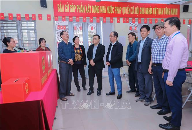 Ông Vũ Xuân Trường, Chủ tịch UBND phường, Phó Chủ tịch Ủy ban Bầu cử phường Việt Hưng trực tiếp đi kiểm tra tại các điểm bầu cử trên địa bàn. Ảnh: Phan Phương – TTXVN