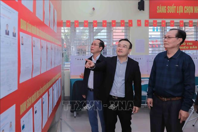 Ông Vũ Xuân Trường (đứng giữa), Chủ tịch UBND phường, Phó Chủ tịch Ủy ban Bầu cử phường Việt Hưng, kiểm tra công tác chuẩn bị tại khu vực bỏ phiếu số 22, đơn vị bầu cử số 5. Ảnh: Phan Phương - TTXVN