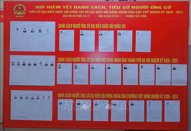 Danh sách cử tri và Quốc hội khóa XVI và đại biểu HĐND các cấp nhiệm kỳ 2026 – 2031 được niêm yết ở vị trí thuận lợi để cử tri tìm hiểu trước khi bỏ phiếu. Ảnh: Phan Phương - TTXVN