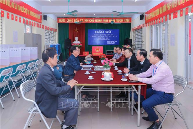 Lãnh đạo Ủy ban Bầu cử phường Việt Hưng trao đổi về công tác chuẩn bị với Tổ bầu cử khu vực bỏ phiếu số 22, đơn vị bầu cử số 5, phường Việt Hưng. Ảnh: Phan Phương - TTXVN