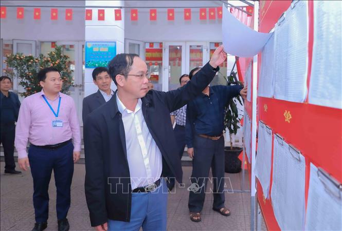 Ông Nguyễn Huy Vinh, Phó Chủ tịch UBND phường, Trưởng Ban bầu cử số 7 phường Việt Hưng, thành phố Hà Nội, trực tiếp đi kiểm tra tại các điểm bầu cử trên địa bàn phường. Ảnh: Phan Phương – TTXVN